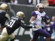 Washington runing back Shaq Thompson, right, eludes tackle by Colorado linebacker Kenneth Olugbode in the second quarter of an NCAA college football game in Boulder, Colo., on Saturday, Nov.