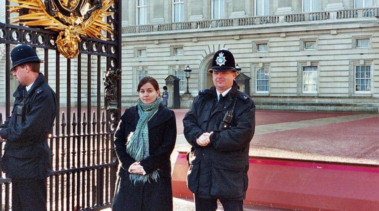 Rachel Sedaker stands with a pair of Buckingham Palace guards during her visit to London.