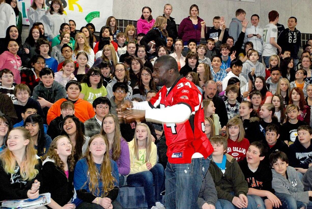 Ovie Mughelli, the Atlanta Falcons' Pro Bowl fullback, visited students at Frontier Middle School, who made a difference by collecting plastic bags for recycling.