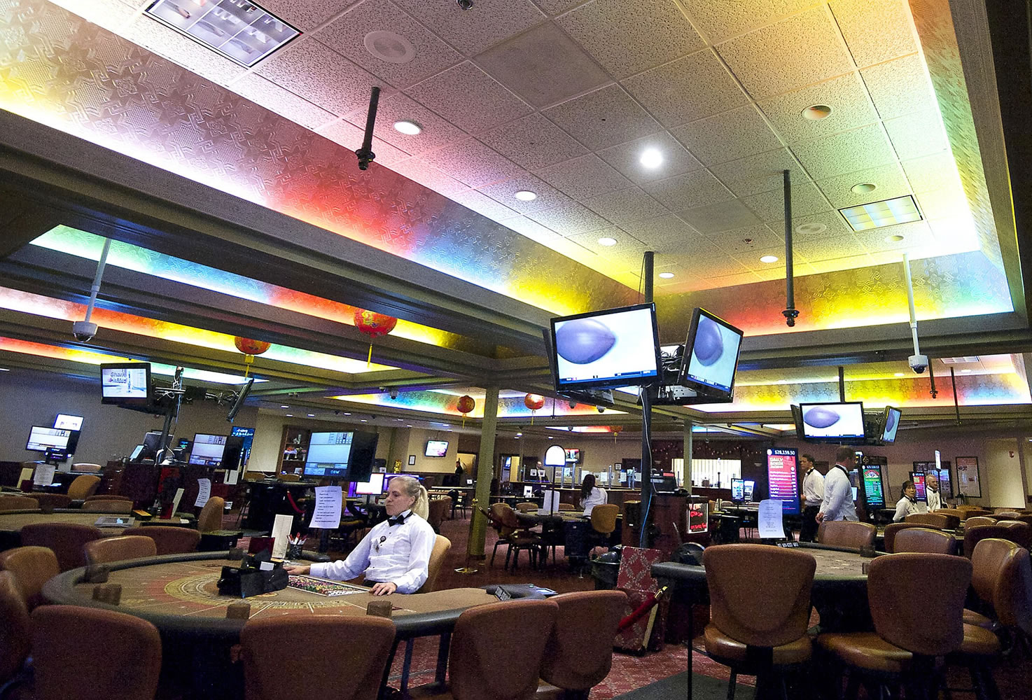 Baccarat dealer Amanda Thornton, center left, waits for customers inside the Oak Tree's empty casino in Woodland on Tuesday.