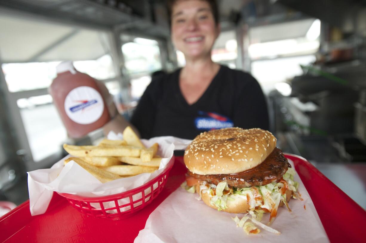 Eating a Jumbo burger, with Steakburger sauce and steak fries at Steakburger on the Go, is more like biting into a steak than most finely ground beef patties.