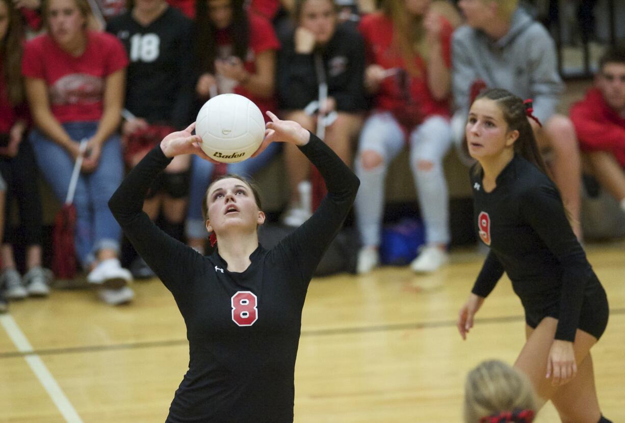 Camas High's Christina Elliott sets the ball in the second game of a 23-25, 27-25, 23-25, 25-13, 15-10 win for the Papermakers over Battle Ground.