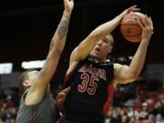 Arizona's Kaleb Tarczewski (35) grabs a rebound against Washington State's Jordan Railey during the second half Sunday, Feb. 15, 2015, in Pullman. Arizona won 86-59.