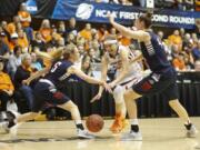 Oregon State's Sydney Wiese, center, tries to split Gonzaga's Georgia Stirton, left, and Shelby Cheslek, right, during the first half of the second round NCAA tournament game at Corvallis, Ore., Sunday, March 22, 2015. (AP Photo/Timothy J.