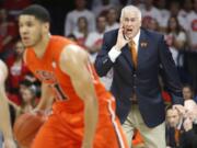 Oregon State head coach Wayne Tinkle calls out the play during the first half of an NCAA college basketball game against Arizona, Friday, Jan. 30, 2015, in Tucson, Ariz.