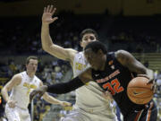 Oregon State's Jarmal Reid (32), right, drives the ball against California's Sam Singer in the first half Sunday, March 1, 2015, in Berkeley, Calif.