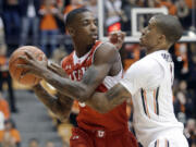 Oregon State guard Gary Payton II, right, defends Utah guard Delon Wright during the first half in Corvallis, Ore., Thursday, Feb. 19, 2015.