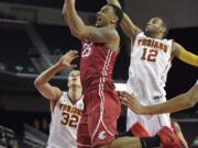 Washington State's DaVonte Lacy, center, had 17 points.