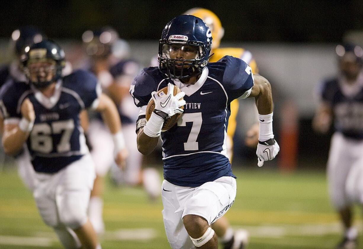 Skyview's Ellis Henderson takes a screen pass for a touchdown against Columbia River on Friday at Kiggins Bowl.