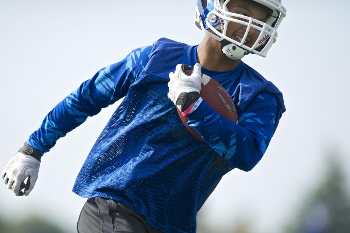 Zachary Kaufman/The Columbian
Mountain View running back Preston Jones takes reps during a drill at practice on Thursday August 21, 2014. ()