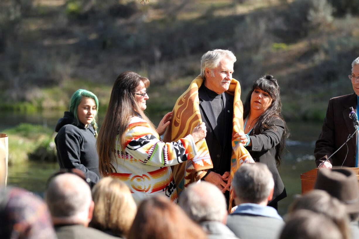 Klamath Tribes members give Gov.