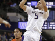 Washington's Nigel Williams-Goss shoots against Oregon State during the second half Saturday. Williams-Goss scored a career-high 32 points as Washington won 87-81.