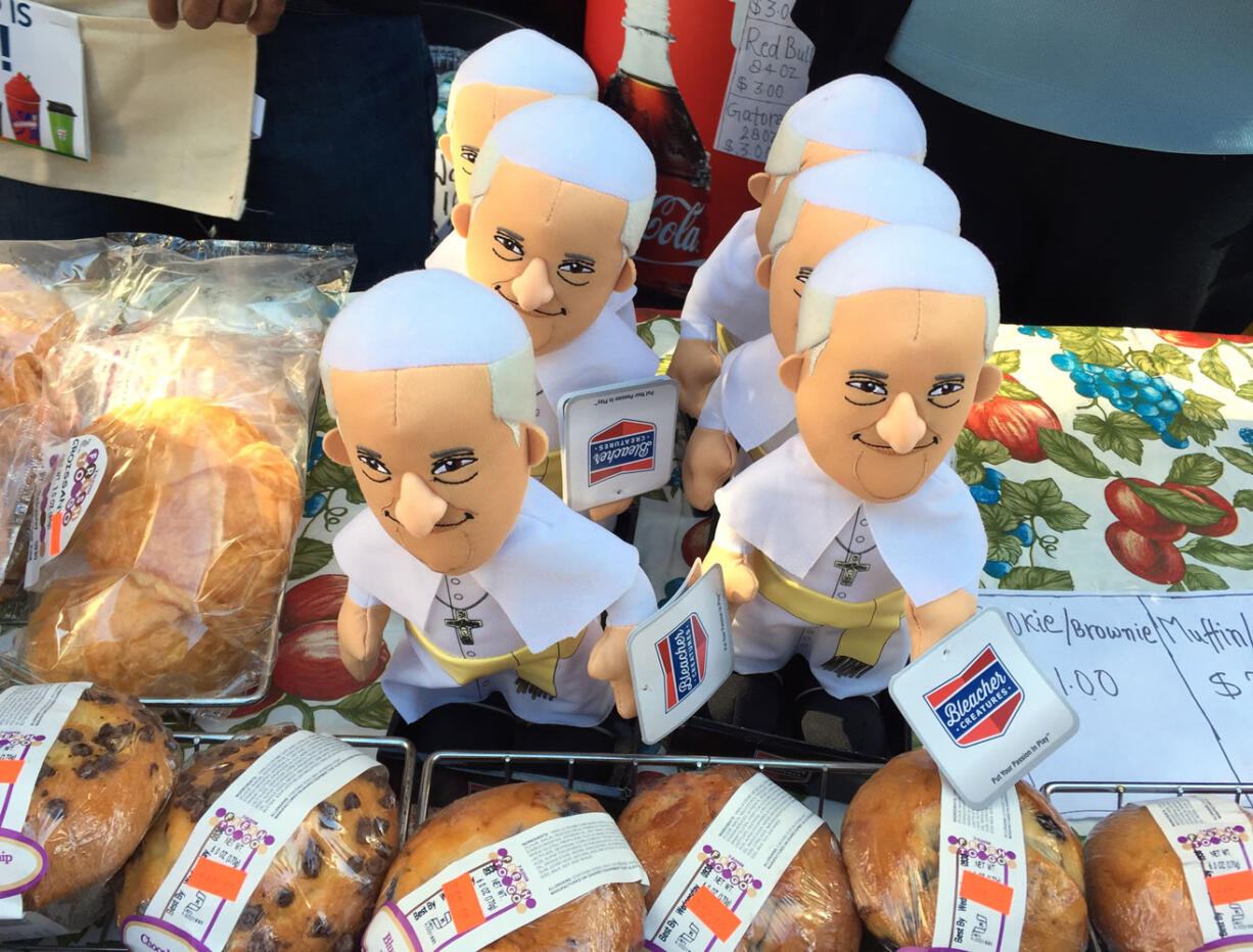 Pope Francis dolls nestled among baked goods are offered for sale at a 7-Eleven store in the Times Square area of New York on Thursday. Souvenirs are popping up all over the city to mark the pope's visit to New York on Sept 24 and 25.