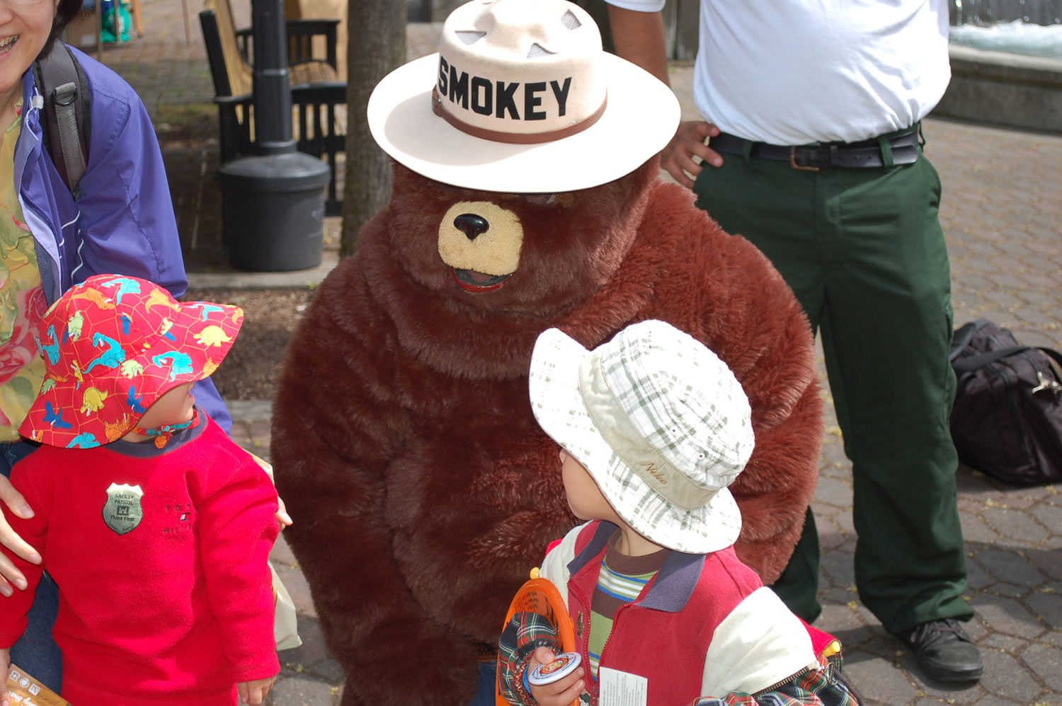 Vancouver Water Resources Education Center
Smokey Bear meets with kids at National Get Outdoors Day.