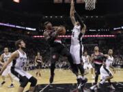 Portland Trail Blazers' Mo Williams (25), left, likely will be sidelined by a groin injury in Game 3 against the Spurs.