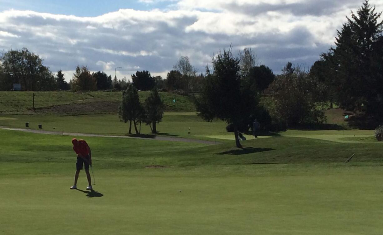 Fort Vancouver&#039;s Spencer Tibbits putts during the final round of the Class 3A District 4 boys golf championships Tuesday at Tri-Mountain Golf Course.