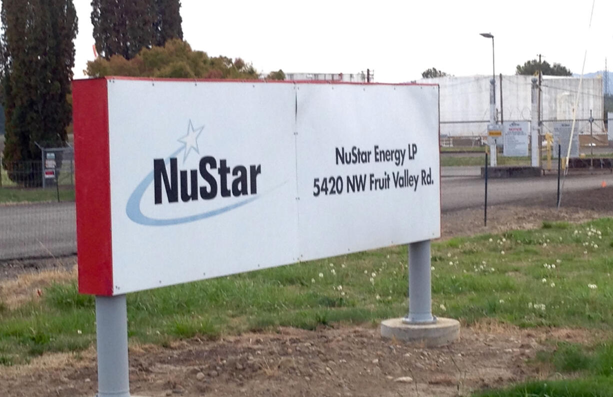 NuStar Energy’s plans to handle crude oil at the Port of Vancouver must undergo a detailed environmental review, a city hearings examiner decided Tuesday.