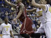 Washington State guard DaVonte Lacy (25) shoots against California during the second half in Berkeley, Calif., on Sunday, Jan. 4, 2015. Washington State won 69-66.