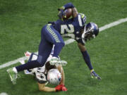 Seahawks cornerback Jeremy Lane (20) broke his arm on this tackle by the Patriots&#039; Julian Edelman in the Super Bowl.