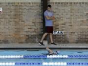 Randi Schwartz swims under the watch of trainer Bryan Mineo in Dallas on Oct. 24.