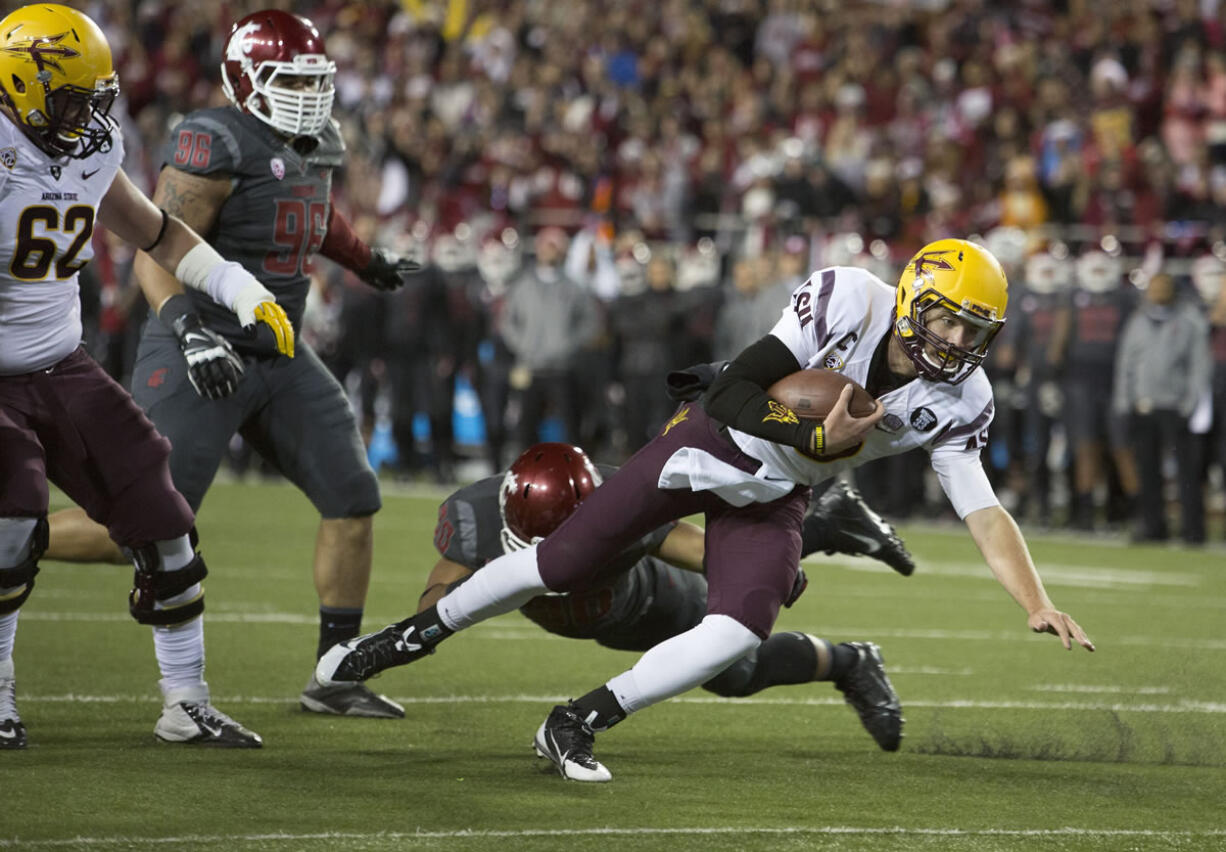 Arizona State quarterback Taylor Kelly gets past Washington State safety Taylor Taliulu (30) to score a touchdown as Arizona State.