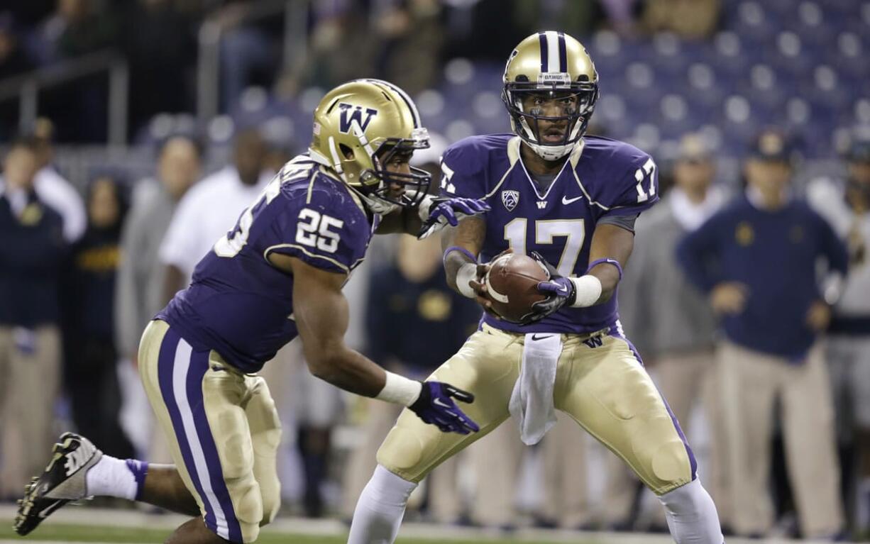 Washington quarterback Keith Price (17) hands off to Bishop Sankey.