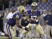 Washington quarterback Keith Price (17) hands off to Bishop Sankey.