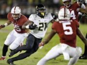 Oregon's Royce Freeman (21) runs for a touchdown against Stanford during the second half of an NCAA college football game Saturday, Nov. 14, 2015, in Stanford, Calif.