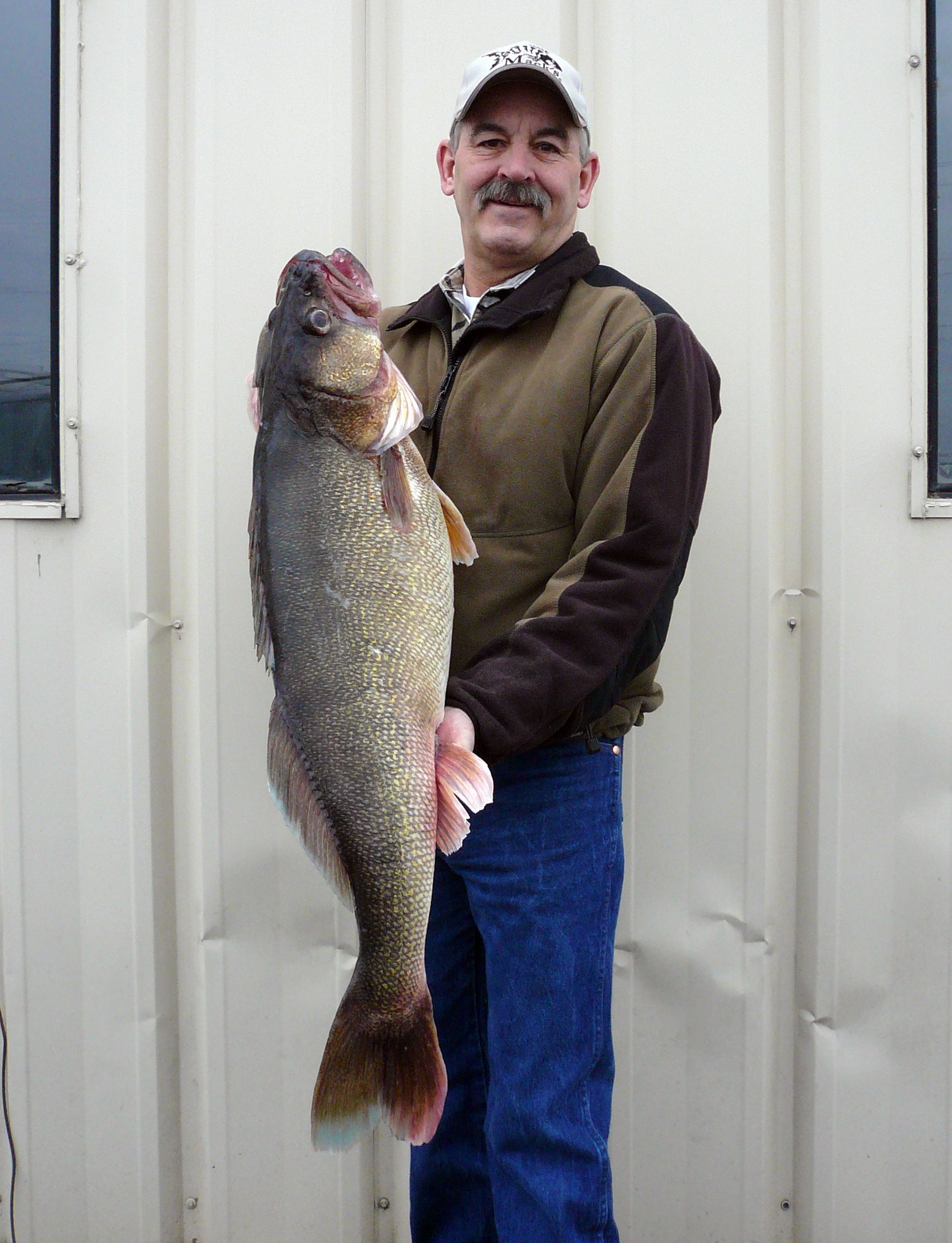 Pasco angler criticized for keeping record walleye - The Columbian