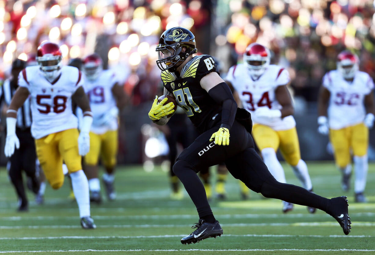 Oregon tight end Evan Baylis (81) runs with the football before scoring a touchdown during the first half of an NCAA college football game against Southern California, Saturday, Nov. 21, 2015, in Eugene, Ore.