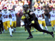 Oregon tight end Evan Baylis (81) runs with the football before scoring a touchdown during the first half of an NCAA college football game against Southern California, Saturday, Nov. 21, 2015, in Eugene, Ore.