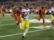 Southern California running back Javorius Allen (37) breaks into the open on his way to a 52-yard touchdown run during the second half of an NCAA college football game against Oregon State in Corvallis, Ore., Friday, Nov. 1, 2013. Allen rushed for 133 yards and scored three touchdowns as USC won 31-14.