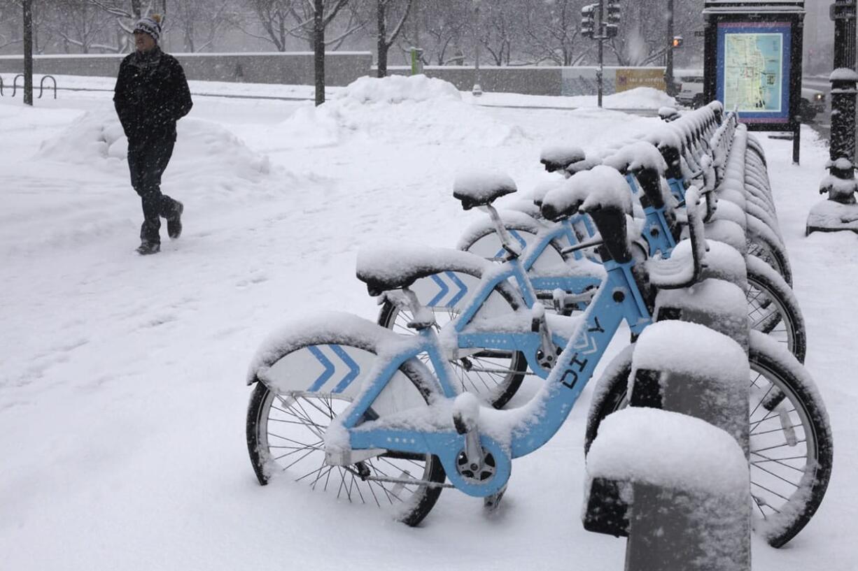 Snow continues to accumulate Thursday in downtown Chicago.