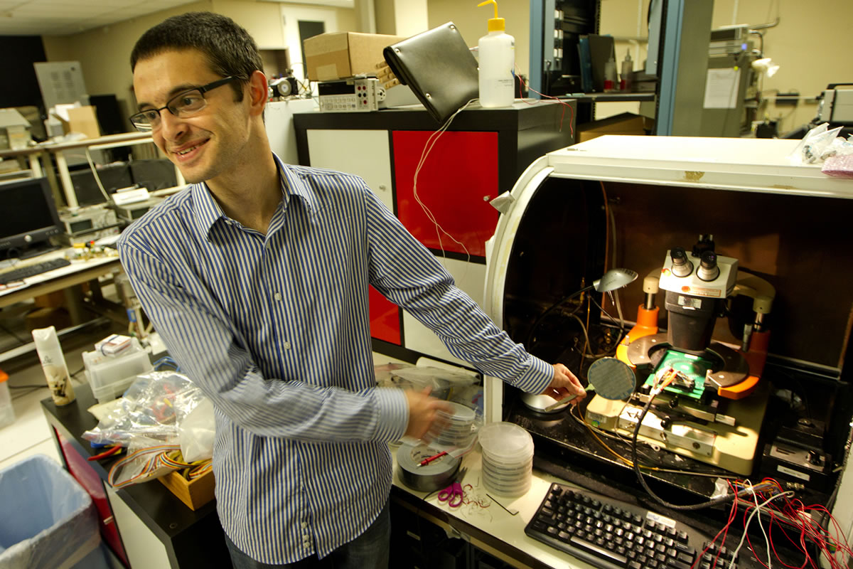 Norbert von der Groeben/The Washington Post
Max Shulaker, an electrical engineering graduate student at Stanford University, talks Aug. 19 about the material and equipment used to make a carbon nanotube computer in Stanford, Calif.