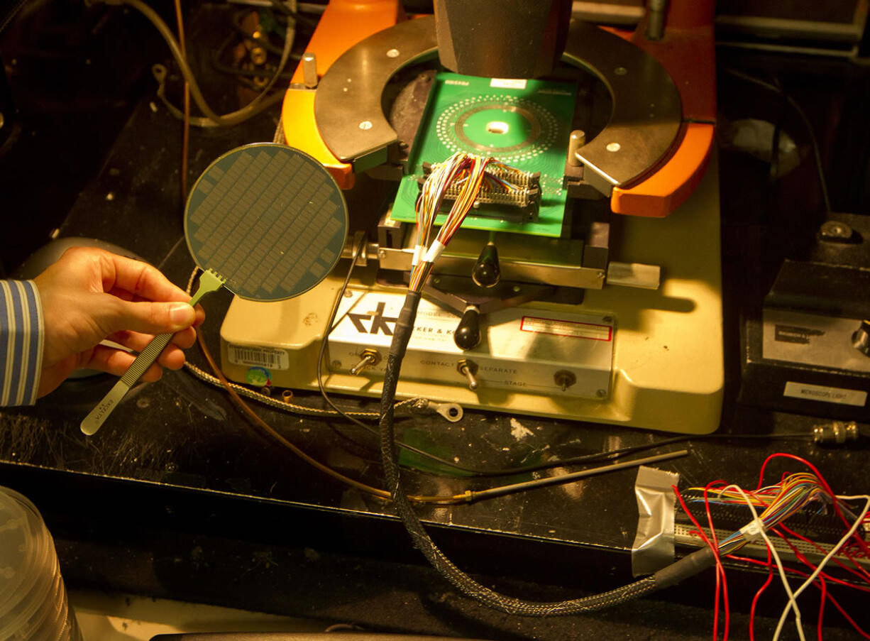 Norbert von der Groeben/The Washington Post
Max Shulaker, an electrical engineering graduate student at Stanford University, talks Aug. 19 about the material and equipment used to make a carbon nanotube computer in Stanford, Calif.