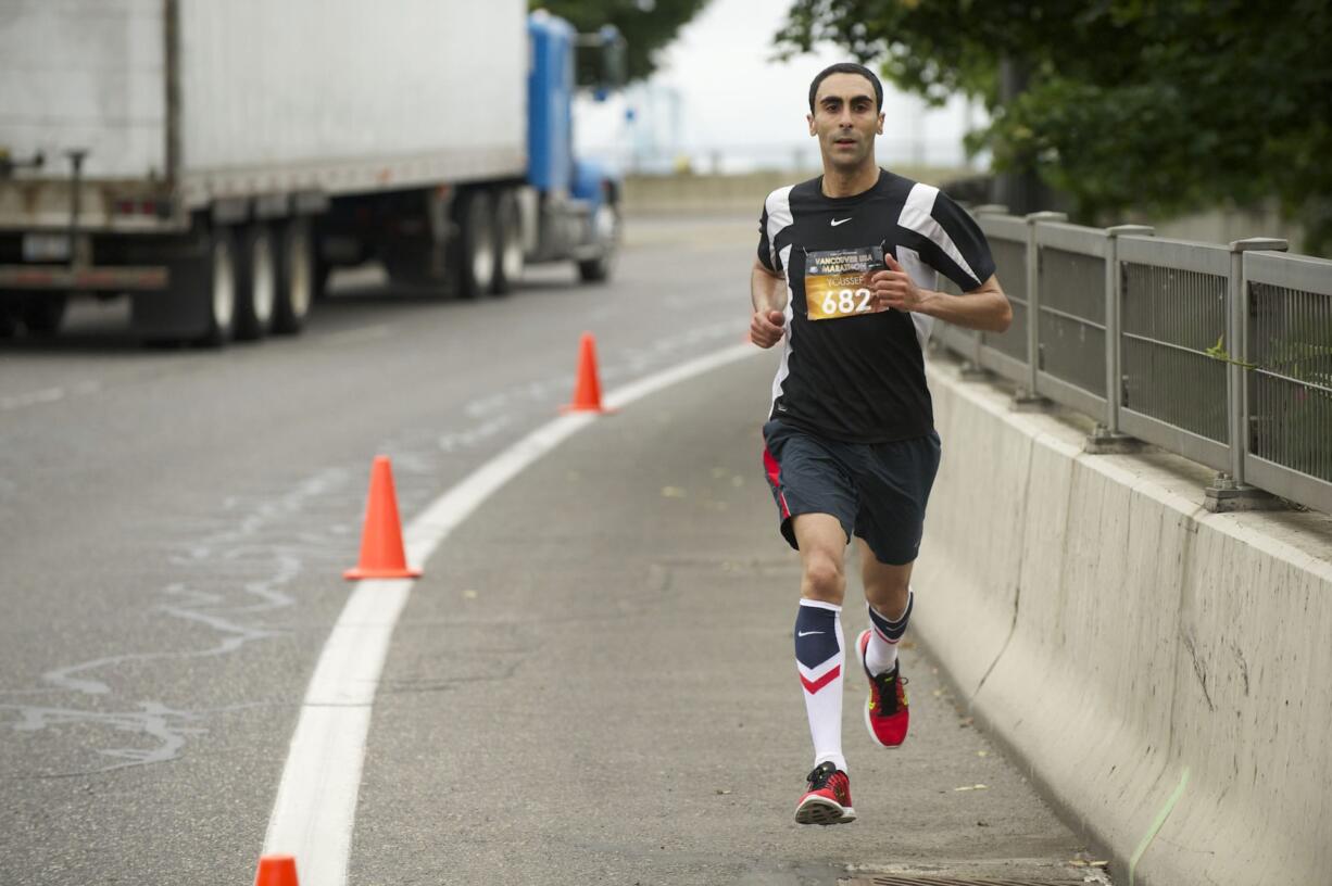 Youssef Zizari of Vancouver leads the 2013 Vancouver USA Marathon at mile 14.