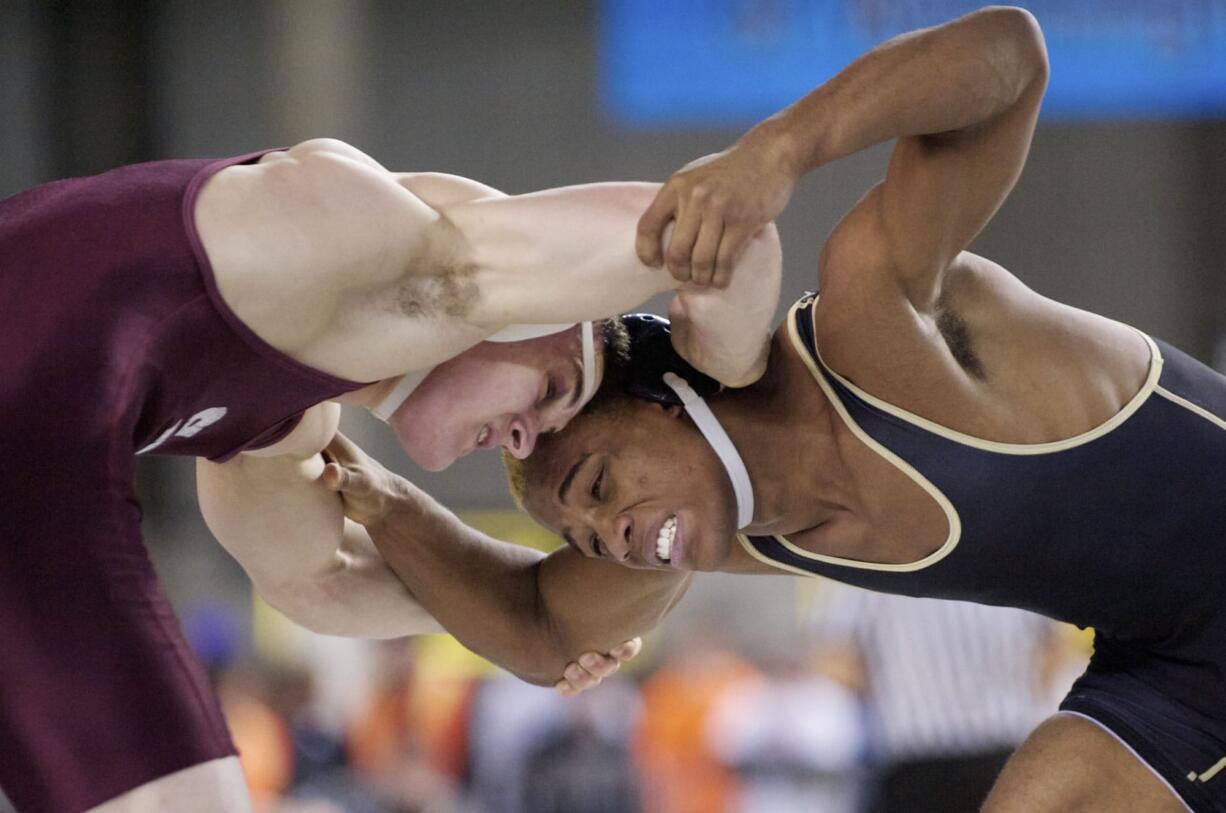 Evergreen's Tekwon Wallace, right, beats Adam Gascoyne from South Kitsap in the 152-pound weight class state quarterfinals of the 4A state wrestling tournament.