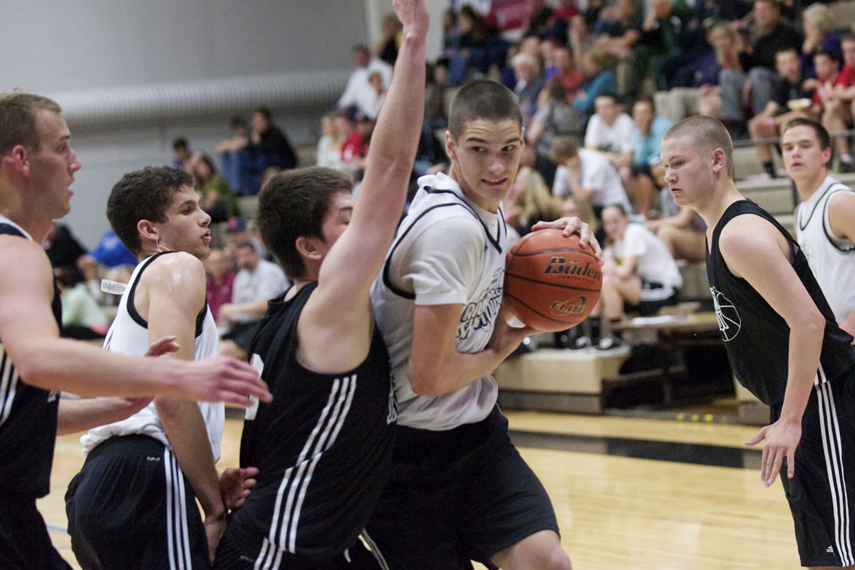 La Center's AJ Myers drives to the basket at the Les Schwab Roundball Shootout.