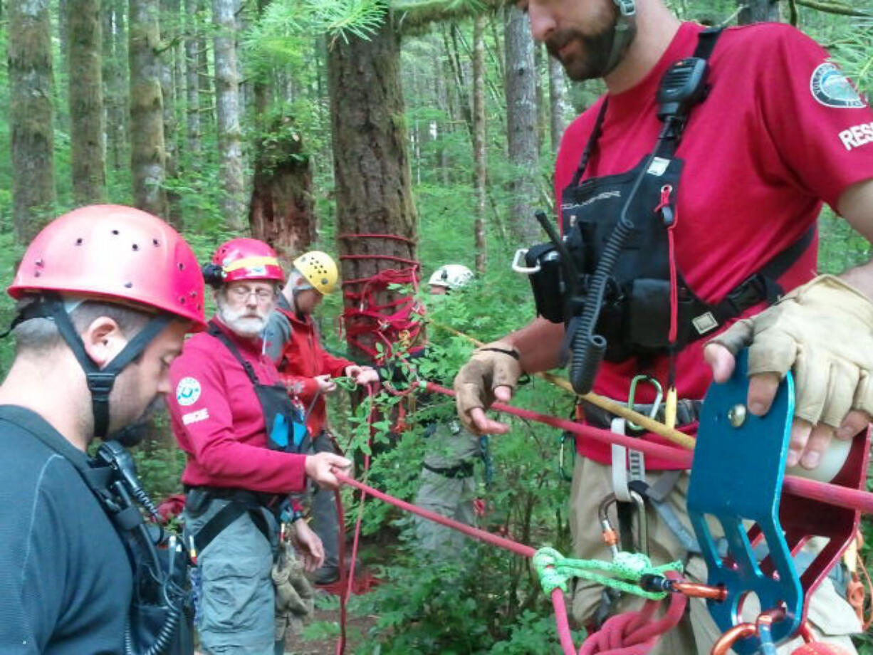 Mike Williams, 36, right, guides Nate Eterno, 35, near left, Steven Reese, 65, and Shawn Eten, 24, through the technicalities of setting up a highline tension rope system.