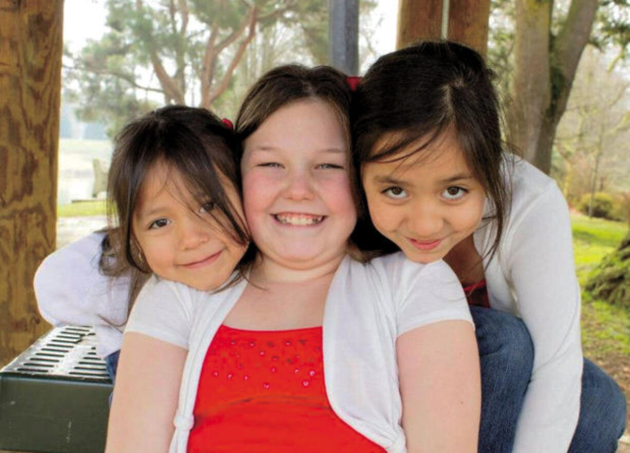 Elianna Neumann, center, with her sisters Marisol (left) and Lluliza.