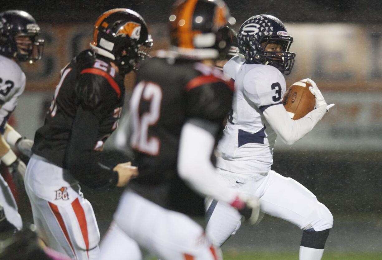 Skyview's Daniel Thompson carries the ball for a touchdown against Battle Ground, Friday, at District Stadium in Battle Ground.