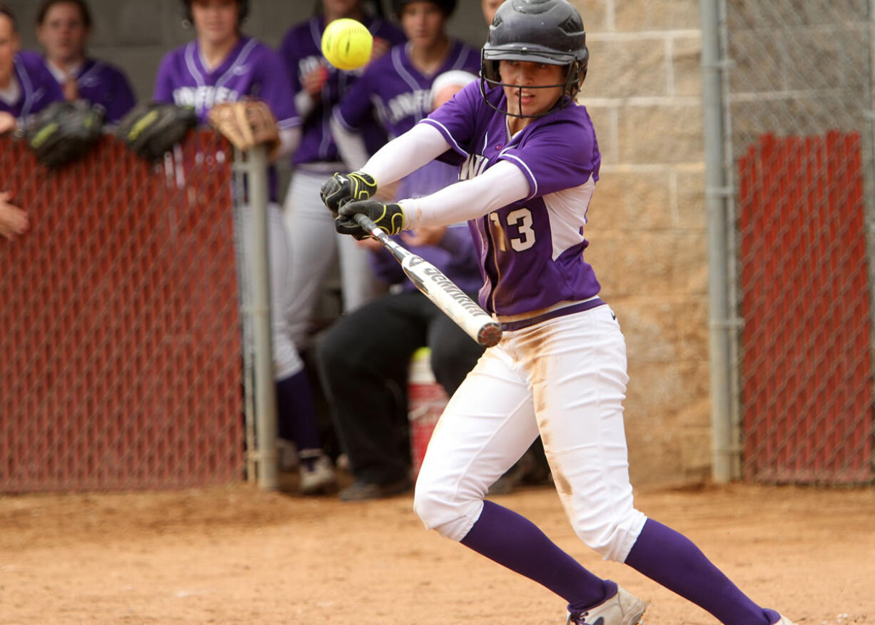 Linfield softball player Grace Middelstadt