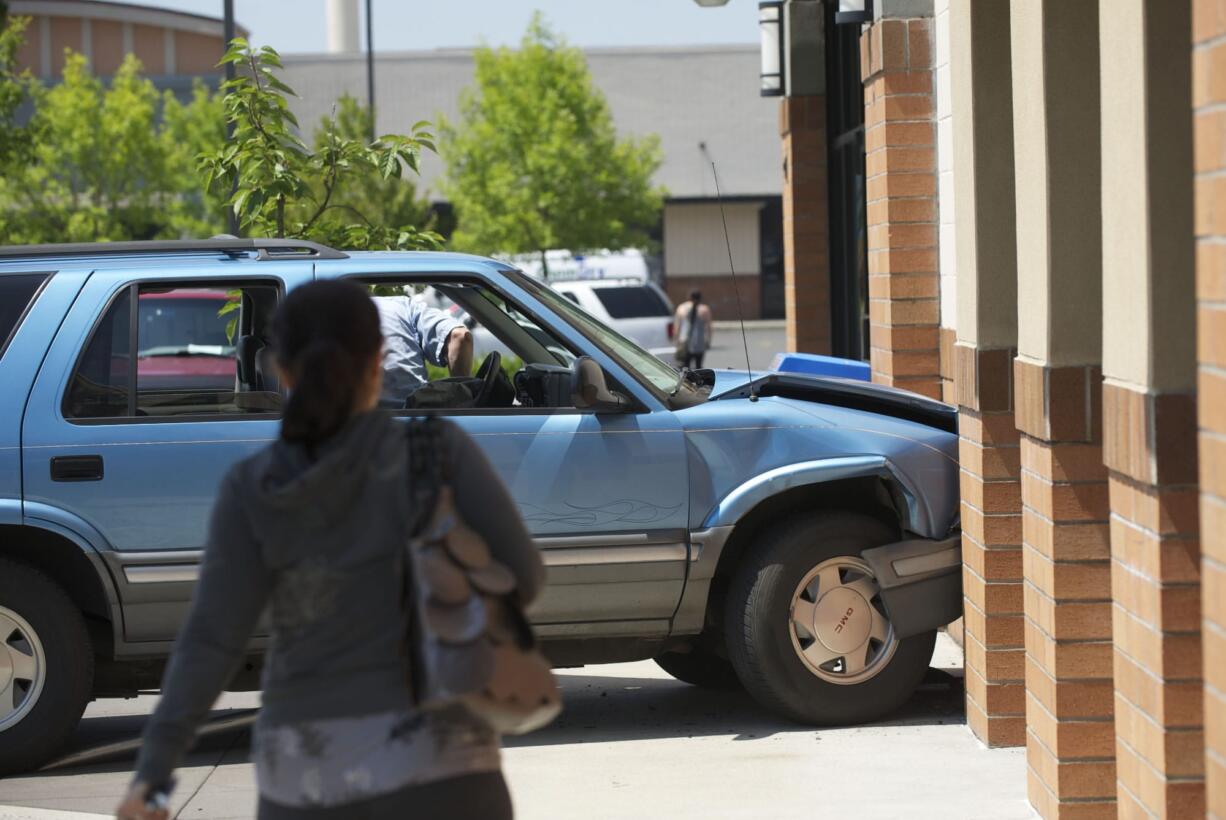 Steven Lane/The Columbian
An SUV hit a building housing a Chase Bank and a Subway restaurant at 13620 N.E. 84th St. on Friday.