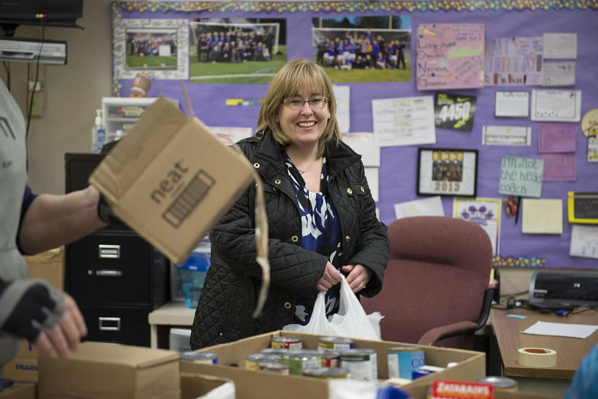 Share hunger-response Assistant Director Becky Parker lends a hand Friday at the first mobile, fresh-food pantry at Gaiser Middle School. The mobile pantry is a joint venture between Share and Vancouver Public Schools&#039; Family-Community Resource Centers.