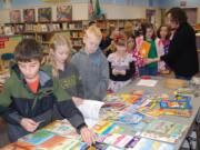 Washougal: Hathaway Elementary Booster Nancy Kutchera helps students pick out new reads at the school's Trade-a-Book program.