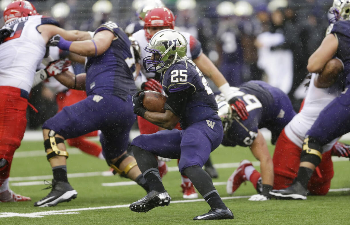 Washington's Bishop Sankey (25) runs the ball during the first half against Arizona on Saturday.