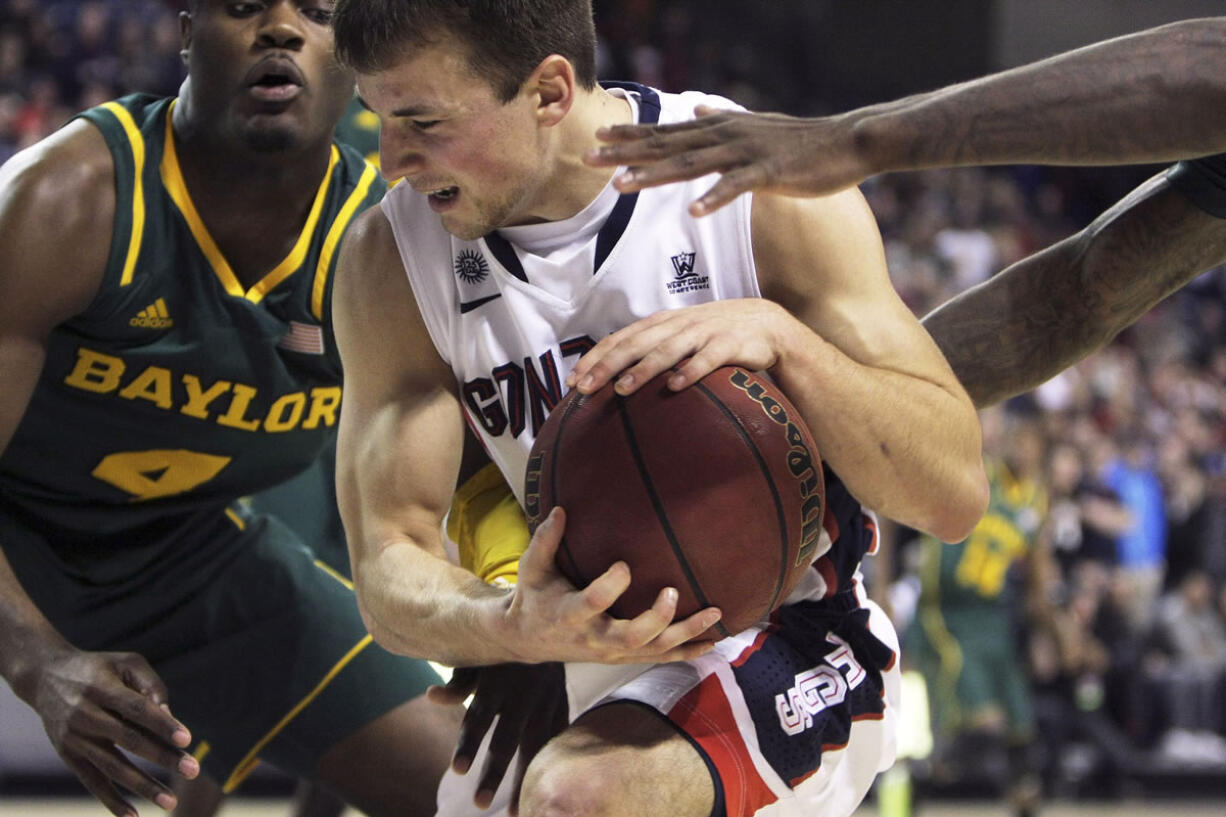 Young Kwak/The Associated Press
Gonzaga's Kevin Pangos works his way through Baylor traffic on Friday.