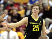 Oregon es E.J. Singler (25) celebrates a dunk during Oregonis 67-58 win over Arizona State on Saturday.