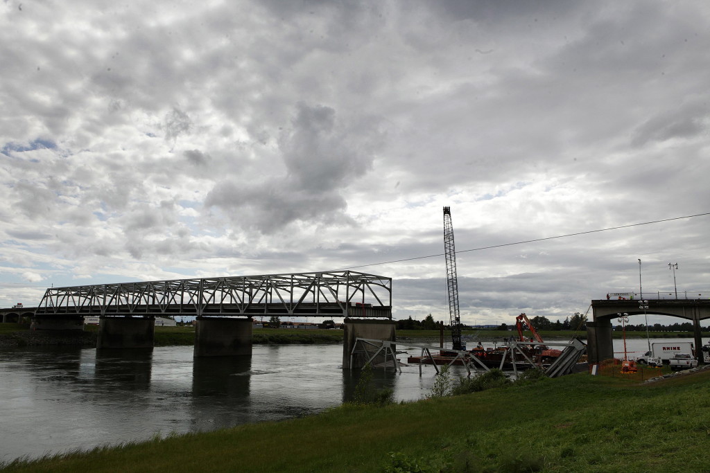 Smelt lovers, feathered, furred and gaiter-wearing, go for a dip in Cowlitz  River - The Columbian