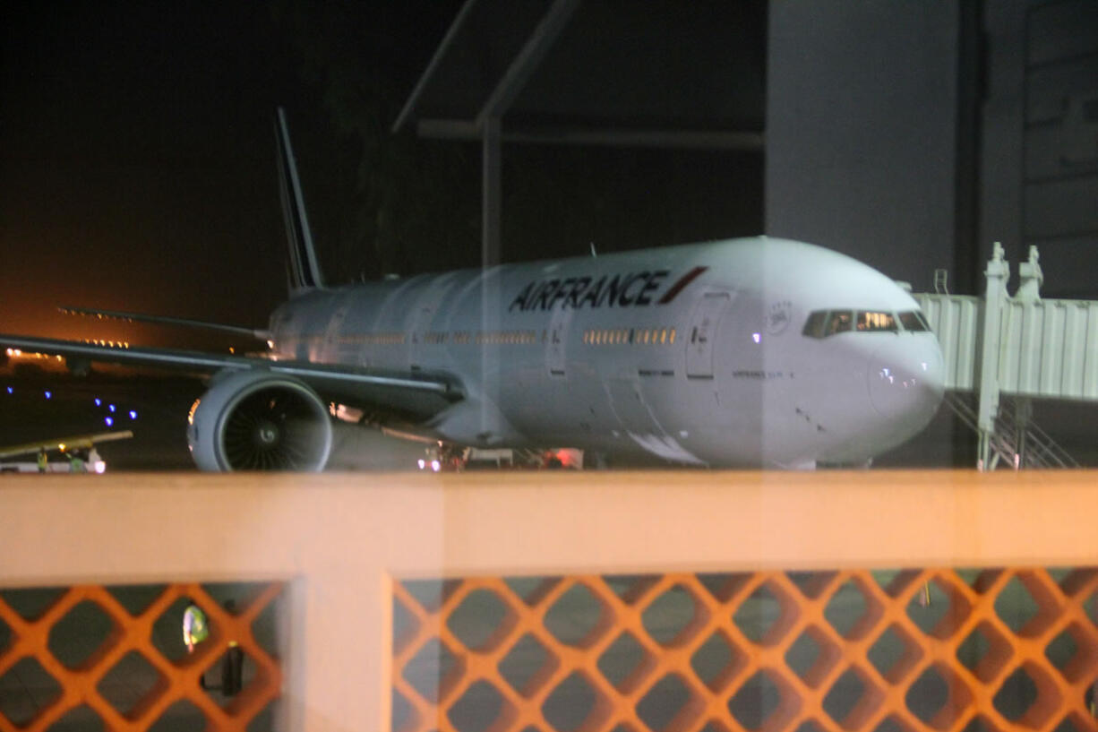 An Air France plane arrives Sunday at Moi International Airport in Mombasa, Kenya, to pick passengers after a bomb scare on their earlier flight from Mauritius.